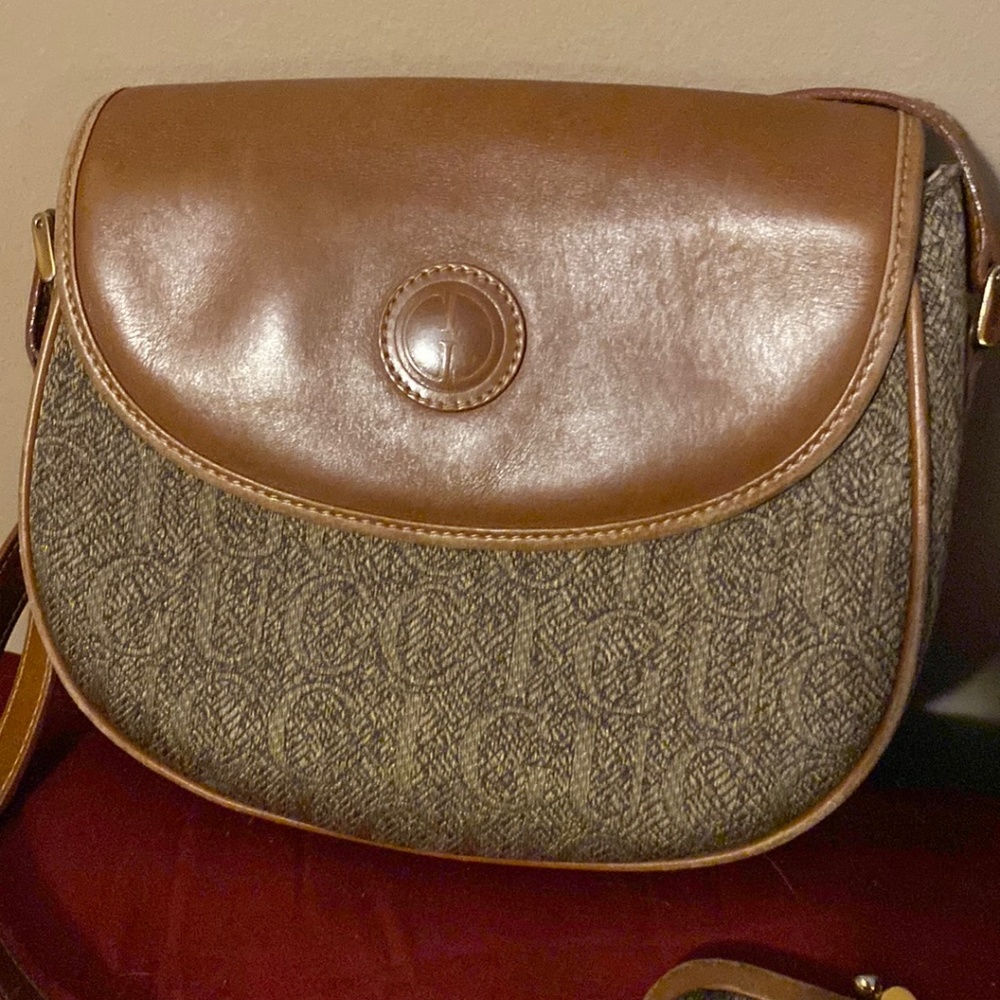 Gucci vintage 1990s Crossbody bag includes small snap, change, purse
